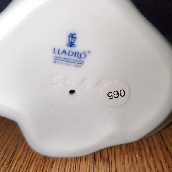 Lladro Susan #05644 - Picture 5 of 11